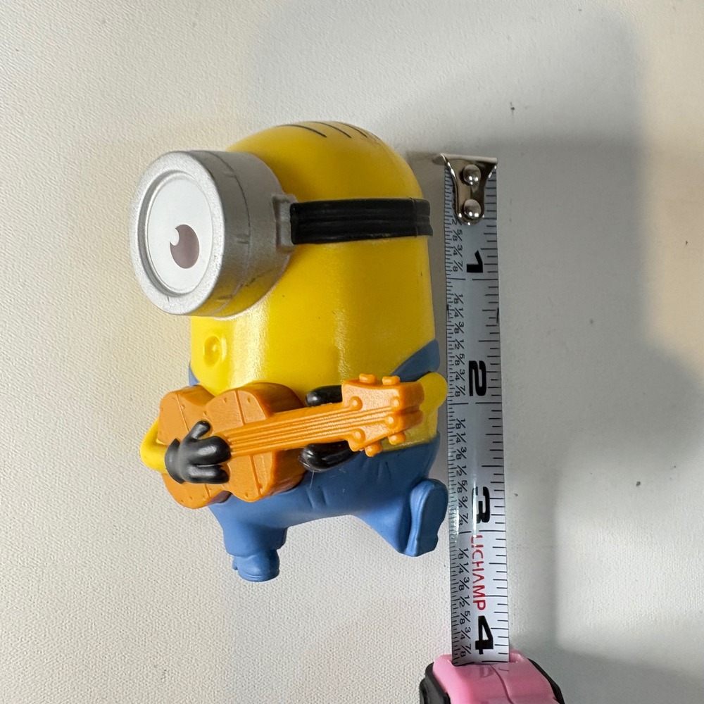 McDonalds Minions Happy Meal 2015 Guitar Strumming Stuart Toy Figure Yellow Blue - Picture 4 of 4